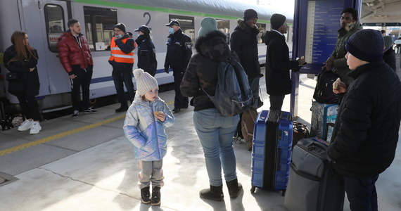 Ponad 100 kobiet i dzieci ewakuowanych z Ukrainy przyjechało w niedzielę specjalnym pociągiem medycznym z Mościsk ( obwód lwowski) do Warszawy. Wcześniej większość osób wysiadła w Przemyślu.