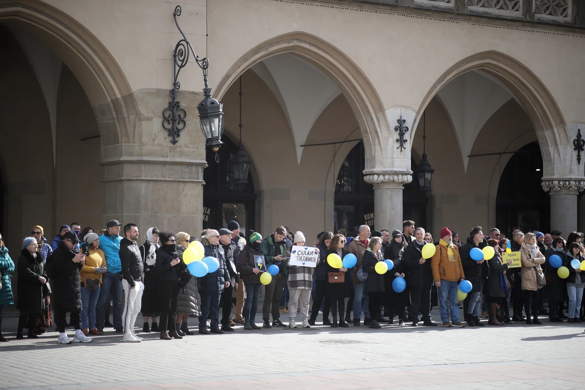 2 tys. osób brało udział w niedzielnej manifestacji w Rynku Głównym w Krakowie. Tłumy skandowały hasła wolnościowe i potępiające prezydenta Rosji Władimira Putina. Apelowały do NATO, aby chroniło niebo na Ukrainą. Protestujący utworzyli też "łańcuch solidarności z Ukrainą".