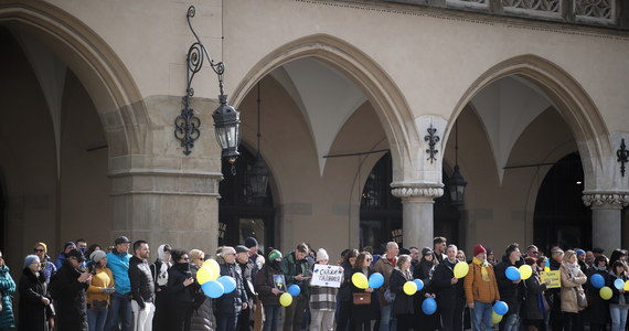 2 tys. osób brało udział w niedzielnej manifestacji w Rynku Głównym w Krakowie. Tłumy skandowały hasła wolnościowe i potępiające prezydenta Rosji Władimira Putina. Apelowały do NATO, aby chroniło niebo na Ukrainą. Protestujący utworzyli też "łańcuch solidarności z Ukrainą".