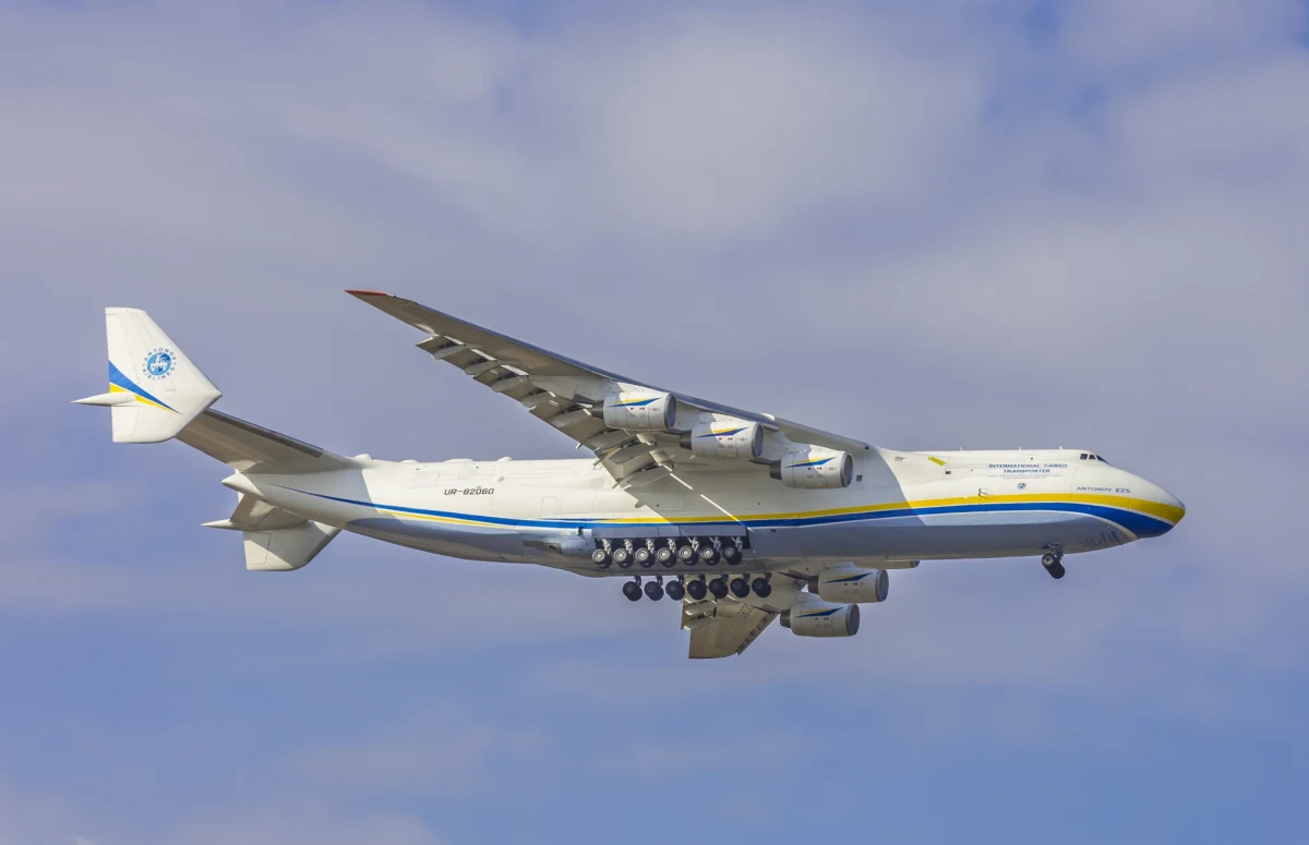 Rosyjskie wojska zniszczyły samolot An-225 Mrija, który znajdował się na lotnisku w Hostomlu pod Kijowem - poinformowała agencja Interfax-Ukraina. An-225 był nazywany największym samolotem świata.