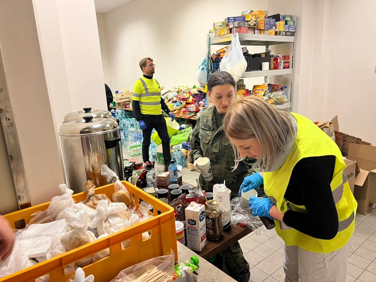 Wojciech Bakun, prezydent Przemyśla, apeluje żeby wstrzymać się z dowożeniem pomocy do jego miasta. Jak zapewnił, magazyny przygotowane przez miasto do gromadzenia pomocy materialnej dla uchodźców z Ukrainy są pełne. "Na razie prosimy o niedostarczanie kolejnych rzeczy, nie jesteśmy w stanie ich przyjąć" - zaapelował.