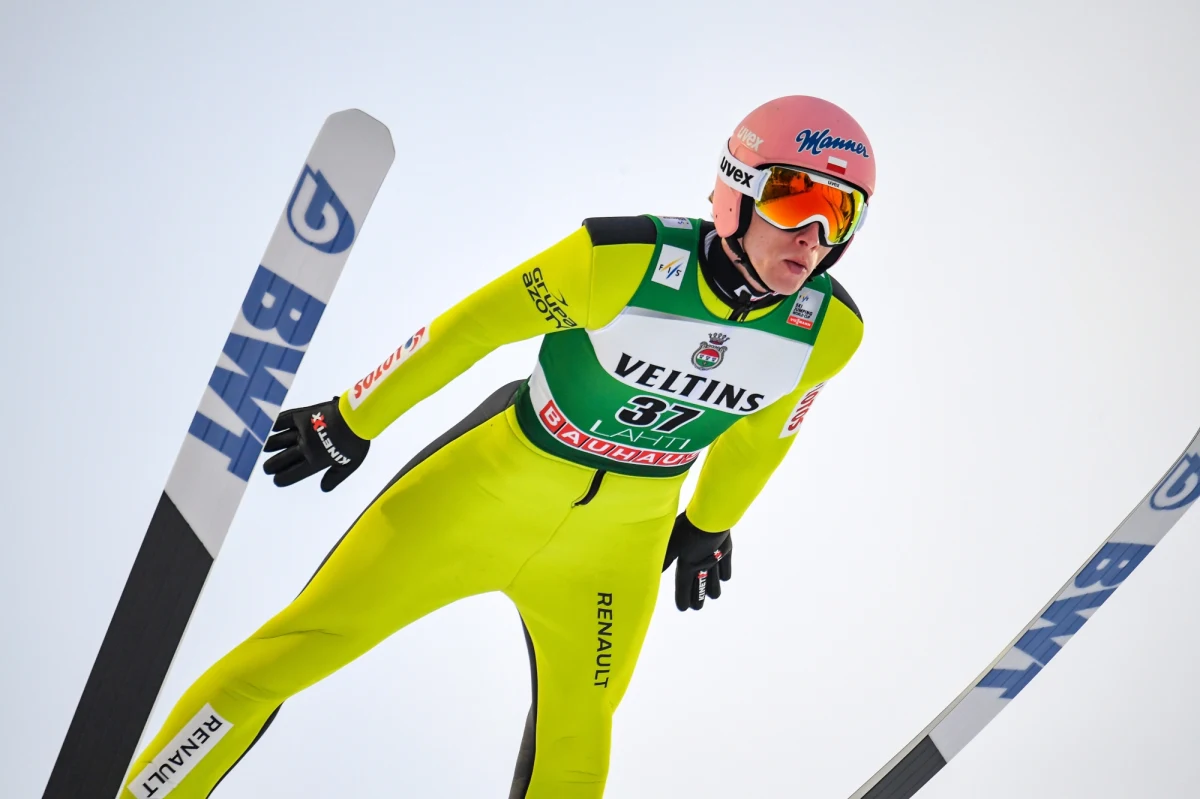 Dawid Kubacki był najlepszym z Polaków i zajął siódme miejsce w zawodach Pucharu Świata w skokach narciarskich w Lahti. W niedzielę ex aequo triumfowali Ryoyu Kobayashi i Norweg Halvor Egner Granerud. Japończyk objął prowadzenie w klasyfikacji generalnej.