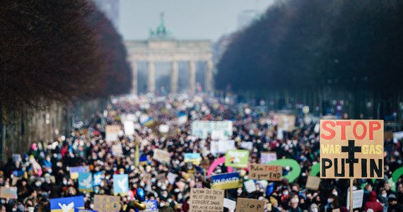 Pod hasłem "Stop wojnie. Pokój dla Ukrainy i całej Europy" przeciw wojnie na Ukrainie demonstrowało w Berlinie w niedzielę blisko 500 tys. osób - podali organizatorzy wiecu. Liczba uczestników protestu była znacznie większa niż oczekiwano.