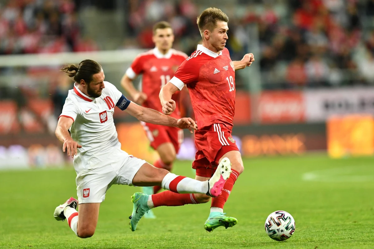 Żadne międzynarodowe spotkania nie będą rozgrywane w Rosji. Spotkania domowe Rosja będzie rozgrywała na neutralnym gruncie - takie stanowisko właśnie przekazała FIFA. „W sytuacji wojny na Ukrainie nie interesuje nas gra pozorów” – skomentował decyzję światowej centrali prezes Polskiego Związku Piłki Nożnej Cezary Kulesza.