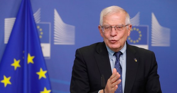 "Chcemy zrobić wszystko, żeby wspierać Ukrainę; zdecydowaliśmy się zapewnić uzbrojenie ofensywne armii ukraińskiej poprzez 450 mln euro pakietu wsparcia i 50 mln euro na zasoby nieofensywne" - powiedział szef unijnej dyplomacji Josep Borrell.
