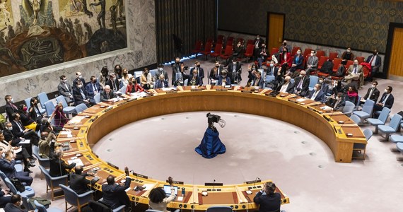 Rada Bezpieczeństwa ONZ zwołuje w trybie pilnym specjalną sesję Zgromadzenia Ogólnego Narodów Zjednoczonych w sprawie Ukrainy; odbędzie się ona w poniedziałek. Głosowanie proceduralne uniemożliwiło Rosji zgłoszenie weta - podaje Reuters.