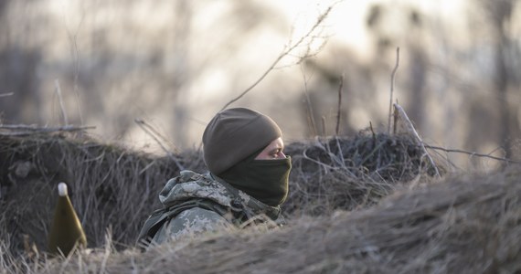 Ukraińskie Ministerstwo Spraw Wewnętrznych podało, że w wyniku rosyjskiej agresji zginęło 352 cywilów, w tym 14 dzieci. Rannych jest prawie 1700 osób.