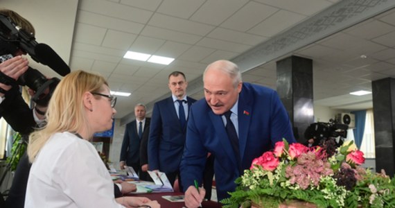 Białoruskie władze podają, że w referendum konstytucyjnym obywatele zaakceptowali nową ustawę zasadniczą. W niej m.in. Białoruś rezygnuje ze statusu kraju nieatomowego.
