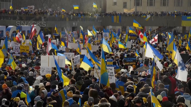 Około dwóch tysięcy członków społeczności ukraińskiej i jej zwolenników maszeruje w centrum Toronto, by pokazać swoje poparcie dla byłego kraju sowieckiego.
