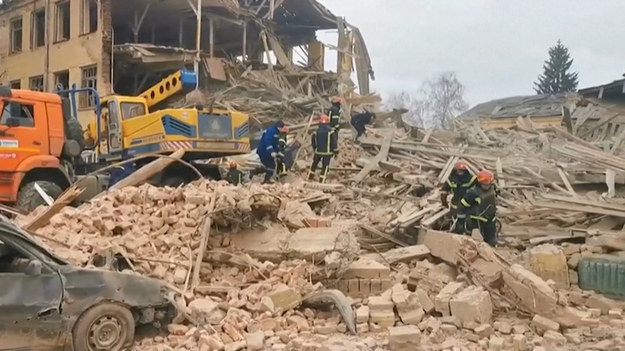 Ratownicy Państwowego Pogotowia Ratunkowego Ukrainy i wolontariusze byli w niedzielę na miejscu zawalonego budynku w mieście Ochtyrka w północno-wschodniej Ukrainie.Pogotowie poinformowało, że na miejscu było 40 ratowników z ich zespołu i 50 cywilów. Znaleziono ciała czterech zmarłych cywilów.