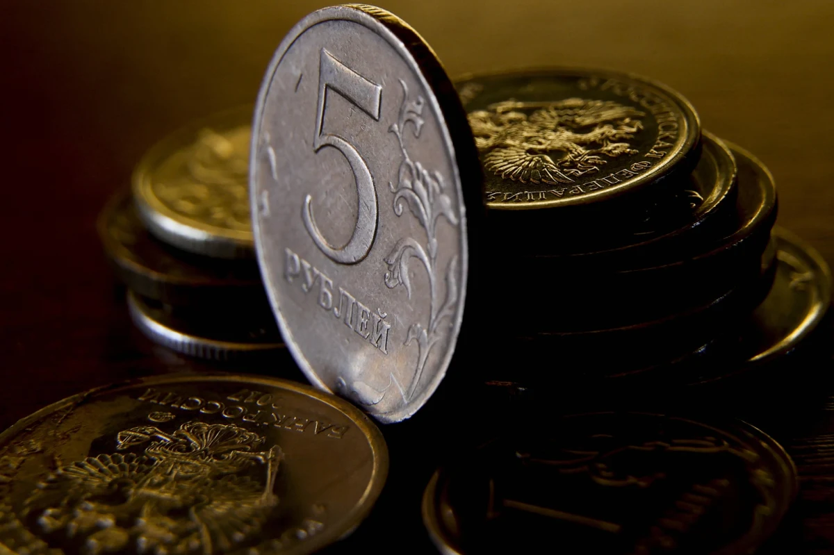 Kurs rosyjskiego rubla spadł w poniedziałek do rekordowo niskiego poziomu po ogłoszeniu przez państwa zachodnie nowych sankcji wymierzonych w Rosję. Na rynku azjatyckim kurs rubla spadł do 119,50 w stosunku do dolara, co oznacza spadek o 30 proc. w porównaniu z piątkowym zamknięciem notowań. Później kurs wzrósł do poziomu około 110 rubli za dolara. Te dane zmieniają się jednak błyskawicznie. Przed godziną 10 czasu polskiego pojawiły się informacje, że rosyjski bank centralny podniósł główną stopę procentową z 9,5 do 20 proc.