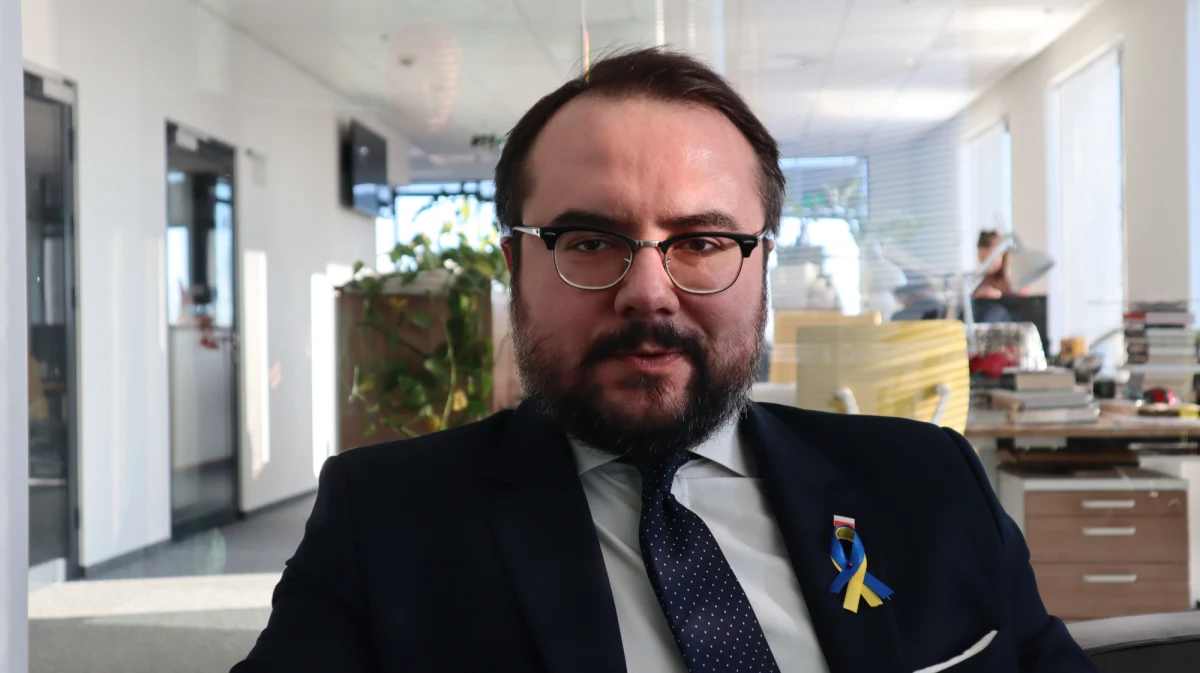 "Zamrożenie rezerw walutowych rosyjskiego banku centralnego jest może nawet ważniejsze niż wykluczenie Rosji z systemu SWIFT. Walczymy o rozszerzenie sankcji także na Białoruś" - mówił w Porannej rozmowie w RMF FM wiceminister spraw zagranicznych Paweł Jabłoński. Ukraina jest bliżej wejścia do Unii Europejskiej? "Mamy historyczny przełom w postrzeganiu Ukrainy" - podkreślił gość Roberta Mazurka.