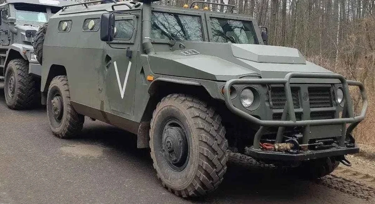 Ukraińska Gwardia Narodowa rozwiązała zagadkę, która od kilku dni pochłaniała analityków wojskowych i internautów na całym świecie. Chodzi o używane przez rosyjskie oddziały nietypowe i niespotykane nigdy wcześniej oznaczenia pojazdów, zarówno bojowych jak i pomocniczych, używanych w czasie wojny na terenie Ukrainy. 