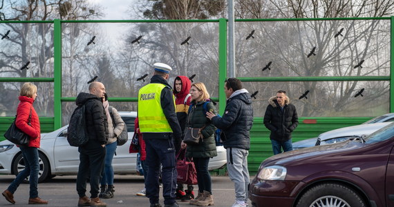 "Bardzo zmęczeni są obywatele Ukrainy, którzy wsiadają przy granicy do polskich samochodów" - opisuje pan Daniel, wolontariusz, który pojechał na granicę polsko-ukraińską, by pomóc przetransportować stamtąd ukraińskich uchodźców. W rozmowie z RMF FM opowiedział, jak wygląda sytuacja na miejscu.
