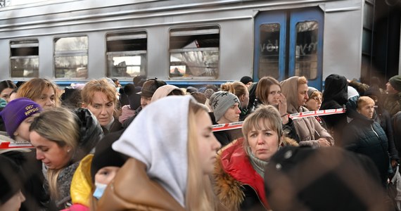 Na dworzec kolejowy w Przemyślu codziennie dojeżdżają kolejne pociągi z uchodźcami z Ukrainy. A w nich matki z małymi dziećmi. Część z tych osób nie ma w Polsce nikogo, u kogo mogłoby się zatrzymać. Czekają na nich Polacy oferujący pomoc.