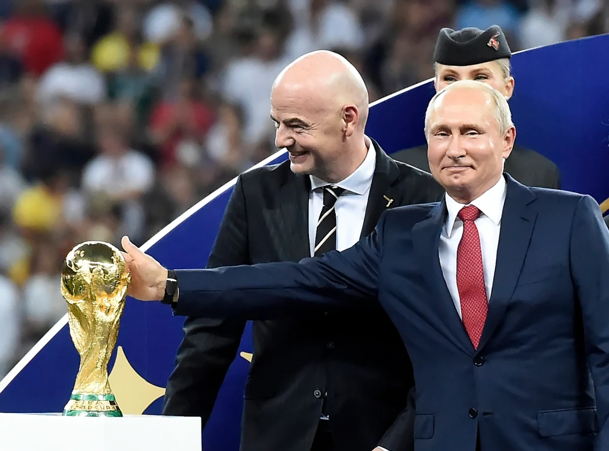 "Kiedy się dowiedziałem wczoraj o decyzji FIFA, że Rosja będzie objęta taką sankcją, że nie będzie mogła swojej flagi wywiesić, czy hymnu zagrać, trochę mi ręce opadły" - mówił w Porannej rozmowie w RMF FM Paweł Jabłoński, wiceminister spraw zagranicznych.