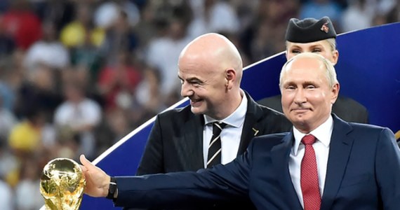 "Kiedy się dowiedziałem wczoraj o decyzji FIFA, że Rosja będzie objęta taką sankcją, że nie będzie mogła swojej flagi wywiesić, czy hymnu zagrać, trochę mi ręce opadły" - mówił w Porannej rozmowie w RMF FM Paweł Jabłoński, wiceminister spraw zagranicznych.