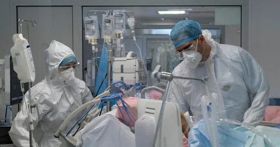 Ministerstwo Zdrowia poinformowało w poniedziałek o 6564 nowych zakażeń koronawirusem w Polsce, w tym 670 ponownych. Jak podano, zmarła jedna osoba z Covid-19.
