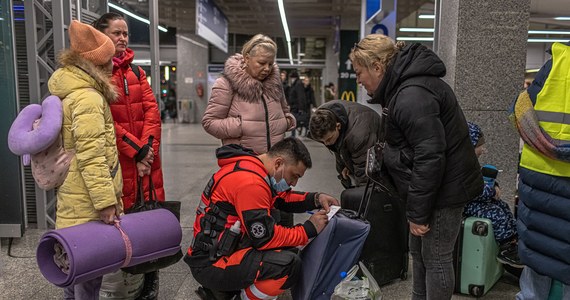 Do Polski napływają uchodźcy z Ukrainy. Polską granicę przekroczyło już około 300 tys. osób. Komisja Europejska ocenia, że liczba uchodźców, którzy przekroczą unijne granice, może wzrosnąć do 4 milionów. 