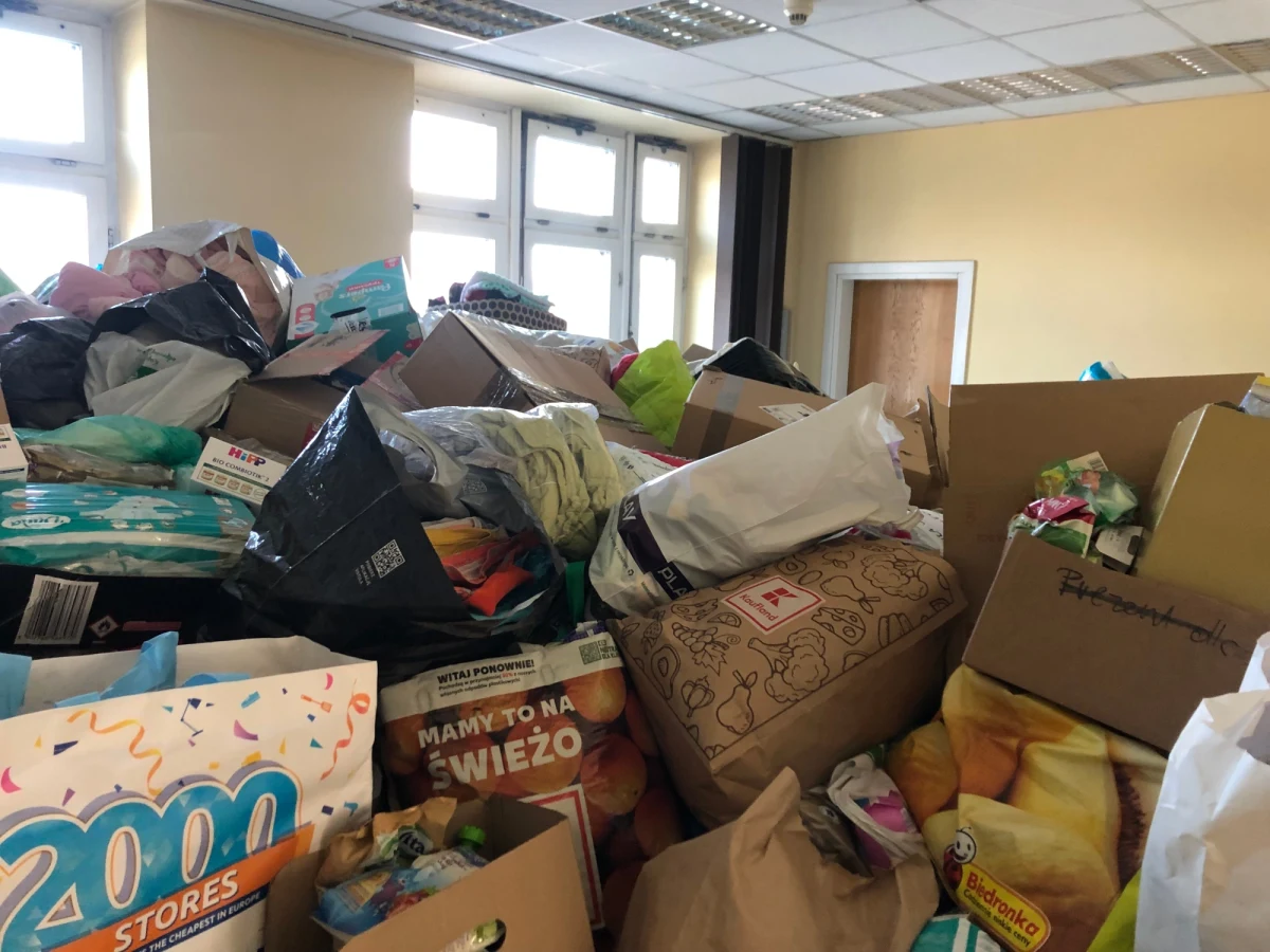 Najpotrzebniejsze rzeczy dla dzieci na Ukrainie zbiera Górnośląskie Centrum Zdrowia Dziecka w Katowicach. Odzew jest ogromny. W weekend darami zapełniło się jedno ze szpitalnych pomieszczeń.