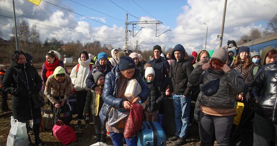 Amerykańska ambasada w Kijowie poinformowała, że ukraińskie służby zdecydowały o zniesieniu procedur odpraw dla kobiet i dzieci, dzięki czemu skróci się czas oczekiwania na przekroczenie granicy i wjazd do Polski. Informację potwierdzają też polskie służby. 