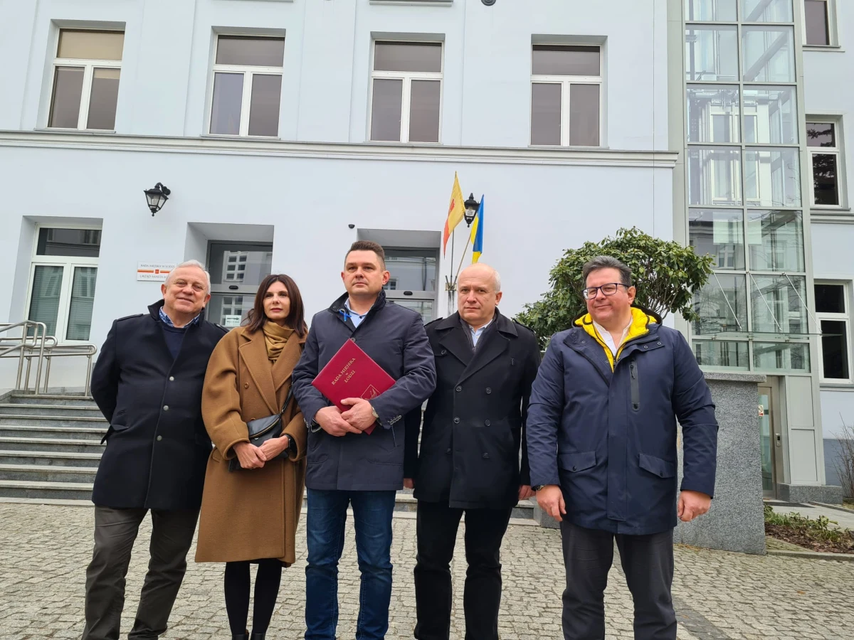 Łódzcy radni zrywają relacje z rosyjskimi miastami: Kaliningradem i Iwanowem. Rajcy zapowiedzieli, że na najbliższej sesji Rady Miejskiej w Łodzi zostaną złożone odpowiednie projekty uchwał. Inicjatywę poparły wszystkie siły polityczne w łódzkiej radzie miejskiej.