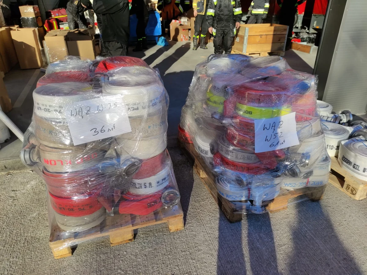 W warmińsko-mazurskich jednostkach straży pożarnej trwa zbiórka sprzętu, który trafi na Ukrainę. To przede wszystkim węże strażackie, pompy, torby medyczne, rękawice, hełmy i agregaty prądotwórcze.