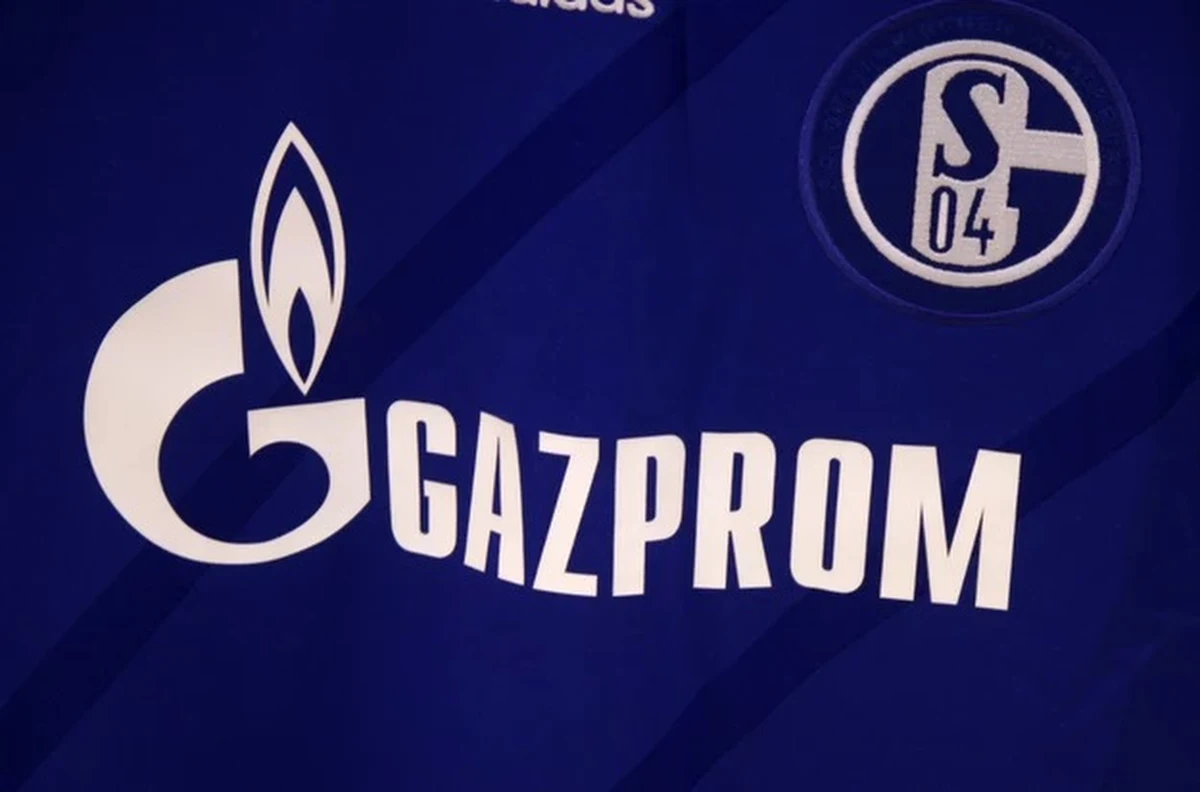 Niemiecki klub piłkarski Schalke 04 Gelsenkirchen poinformował w poniedziałek, że wobec inwazji Rosji na Ukrainę zerwał kontrakt ze swoim głównym sponsorem, rosyjskim koncernem gazowym Gazpromem.