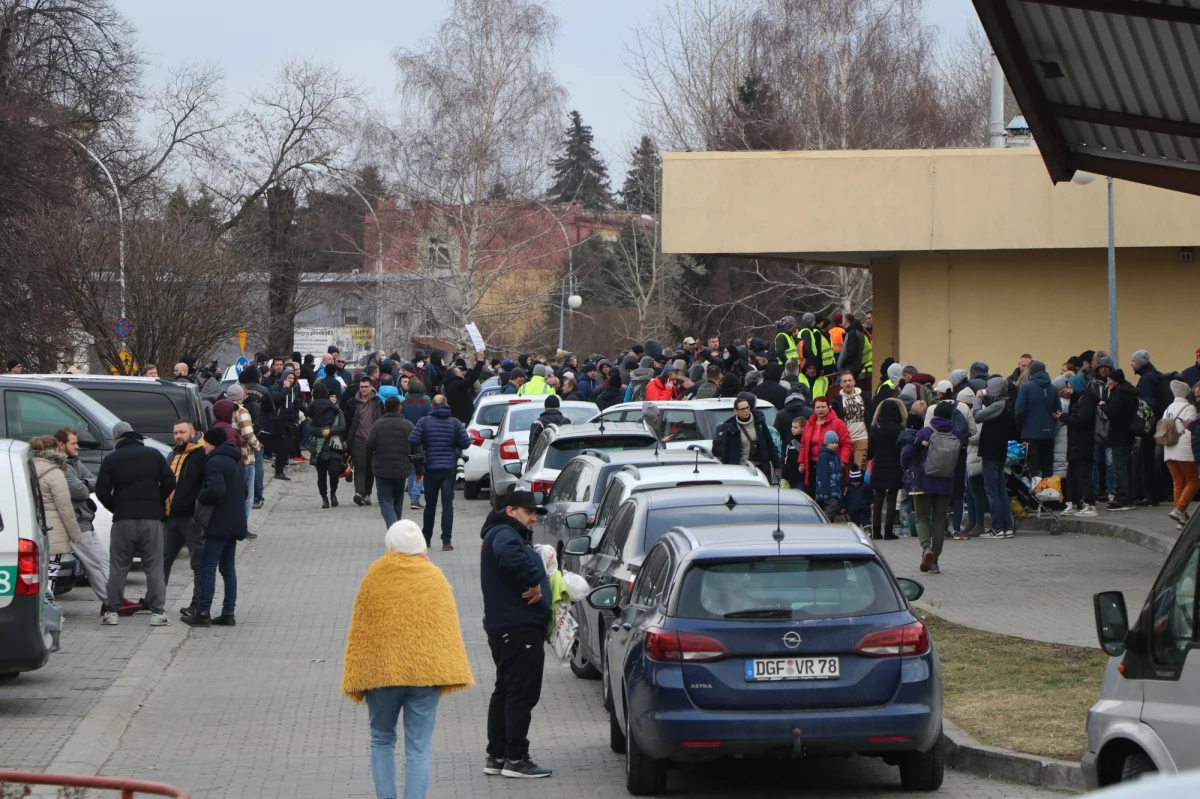 Przed granicą z Polską czeka kilkanaście pociągów z uchodźcami z Ukrainy. Władze Przemyśla przygotowują się na przyjazd tysięcy ludzi i apelują o pomoc – potrzebne są m.in. łóżka polowe.