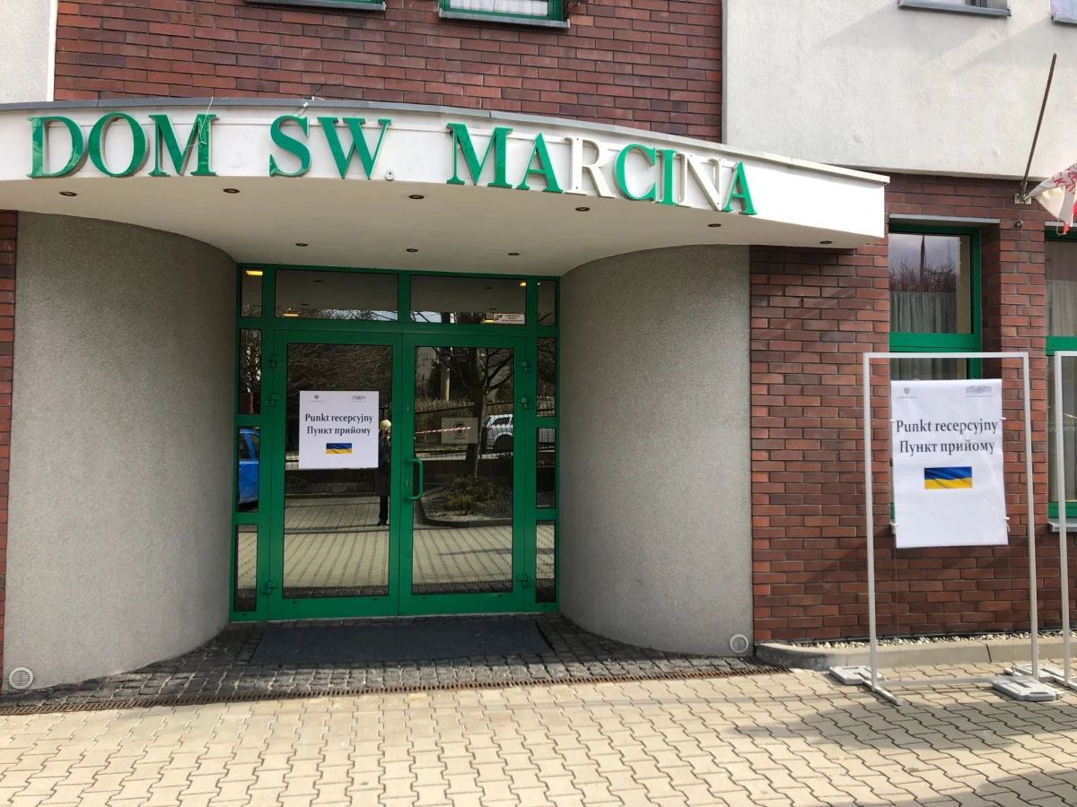 Punkt recepcyjny dla uciekających przed wojną obywateli Ukrainy ruszył w Katowicach przy ul. W. Stwosza 20. Działa w domu św. Marcina, prowadzonym przez Caritas Archidiecezji Katowickiej. Mogą się tu zgłaszać m.in. osoby, które nie mają zapewnionego miejsca pobytu w Polsce.