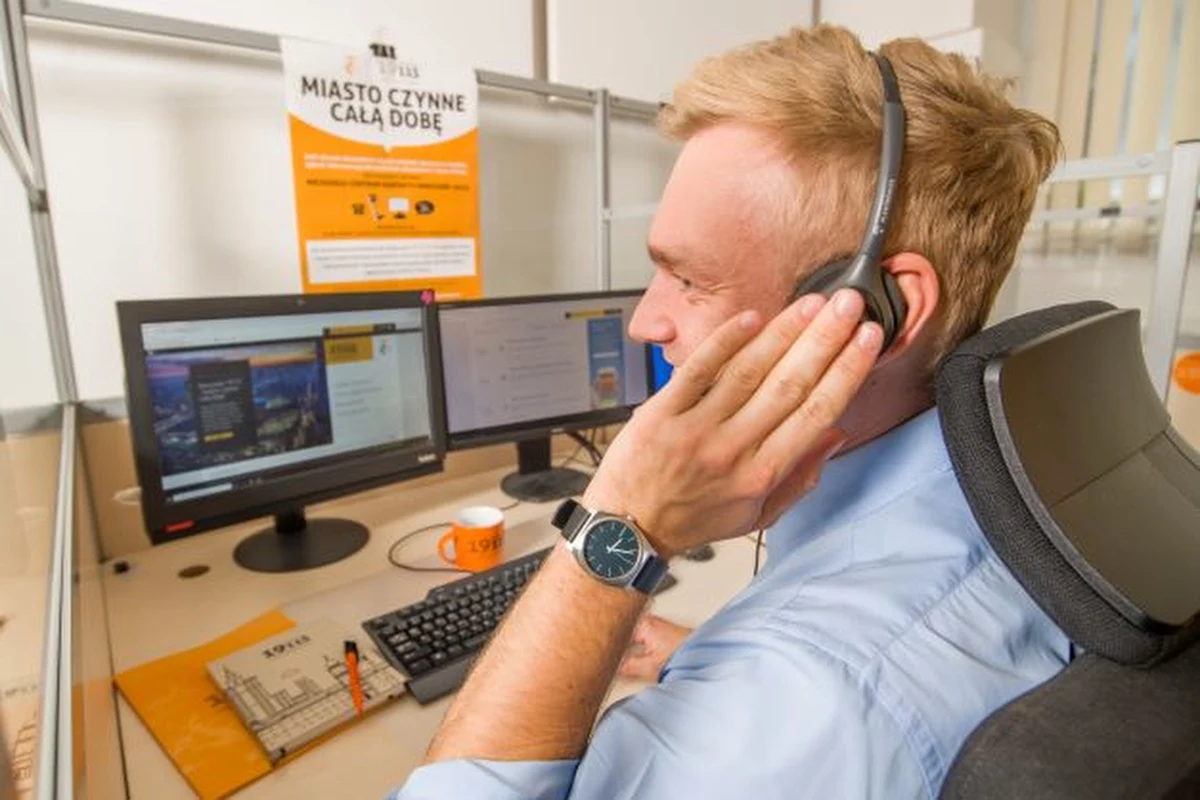 Warszawa pilnie poszukuje pracowników ze znajomością języka ukraińskiego. Jak donosi reporter RMF MAXXX Przemek Mzyk chodzi o osoby, które chcą dyżurować na całodobowej infolinii Warszawa 19115. 