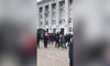 "Putin to dureń". Ukraińcy skandują przed budynkiem rady miejskiej