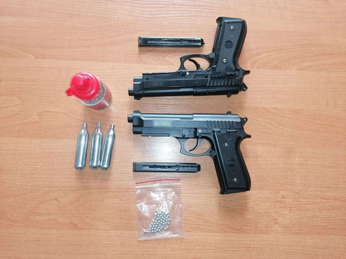 14, 15 i 16 lat - to wiek nastolatków zatrzymanych przez wrocławską policję, którzy z wiatrówki gazowej strzelali do budynków, kamer monitoringu i zaparkowanych samochodów. Jak mówili, strzelali dla zabawy.