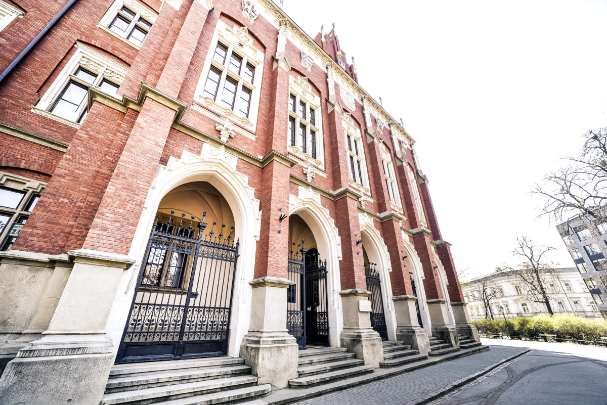 UJ wstrzymuje współpracę z rosyjskimi uczelniami i ośrodkami badawczymi do  czasu zakończenia działań zbrojnych i wycofania wojsk rosyjskich z terenu Ukrainy. Senat uczelni zaapelował do środowisk akademickich i naukowych Federacji Rosyjskiej o stanowcze potępienie wojny.

