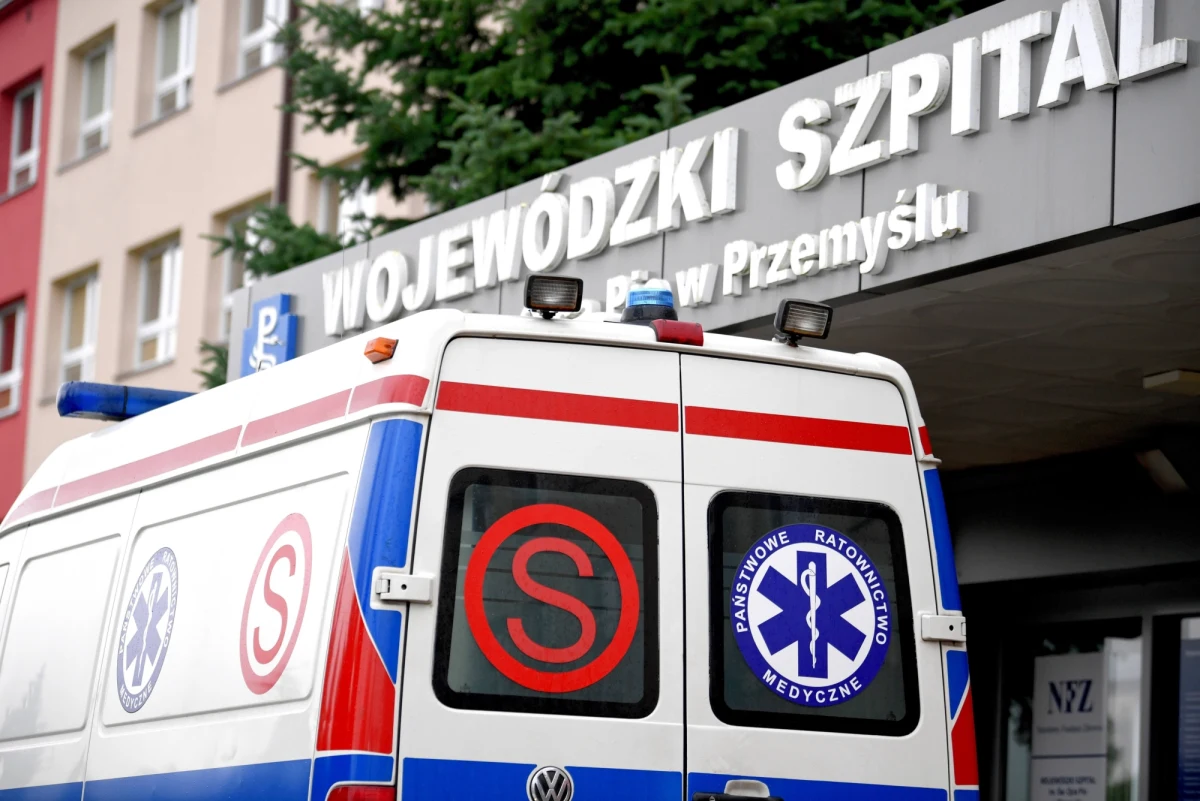 Do Wojewódzkiego Szpitala imienia Świętego Ojca Pio w Przemyślu z godziny na godzinę przybywa coraz więcej uchodźców. To nie tylko Ukraińcy, ale i osoby innych narodowości. Lecznica jest przygotowana na przyjazd kolejnych pacjentów, ale prosi też o pomoc. „Ogranicza nas bariera językowa. Jeżeli byłby ktoś chętny do pomocy, to zapraszamy. Chodzi o pomoc osób, które znają języki afrykańskie” – mówi zastępca kierownika SOR-u przemyskiego szpitala Paweł Trojan.