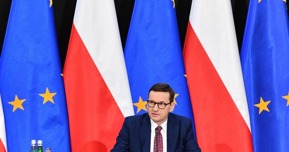 "Rosyjski atak na Ukrainę wywołał kryzys humanitarny" - powiedział w premier Mateusz Morawiecki na spotkaniu z ambasadorami państw Unii Europejskiej oraz Europejskiego Obszaru Gospodarczego. "Obecnie dziennie wjeżdża około 100 tys. uchodźców do Polski" - poinformował szef polskiego rządu. 