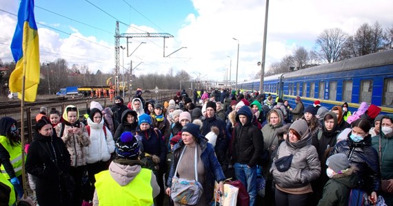 Humanitarny pociąg z uchodźcami z Ukrainy dotarł dziś do Olkusza w Małopolsce. Przyjechało nim ponad 500 osób z objętej wojną Ukrainy. W okolicy peronu LHS powstało miasteczko namiotowe, skąd Ukraińcy zostali autobusami przewiezieni do bezpiecznego miejsca wskazanego przez Małopolski Urząd Wojewódzki.