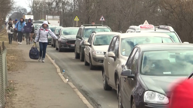 Pomoc uchodźcom jest organizowana po polskiej stronie granicy z Ukrainą. Jednak ci, którzy chcą pokonać granicę muszą albo stać w gigantycznych kolejkach, albo iść kilkadziesiąt kilometrów na piechotę. Dlatego sami Ukraińcy po swojej stronie także organizują pomoc swoim rodakom zmierzającym do Polski.