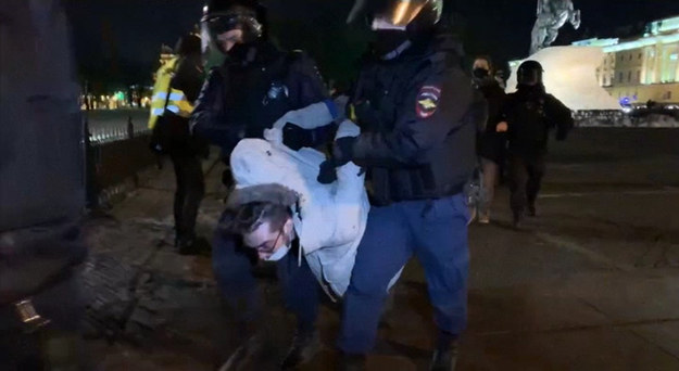 Na całym świecie trwają protesty przeciw rosyjskiej inwazji na Ukrainę. Wyjątkiem nie jest tutaj Rosja, choć w kraju rządzonym przez Władimira Putina grożą za to poważne konsekwencje. Na nagraniach z Sankt Petersburga możemy zobaczyć, jak obywatele rosyjscy są zatrzymywani przez policję za udział w demonstracjach antywojennych.