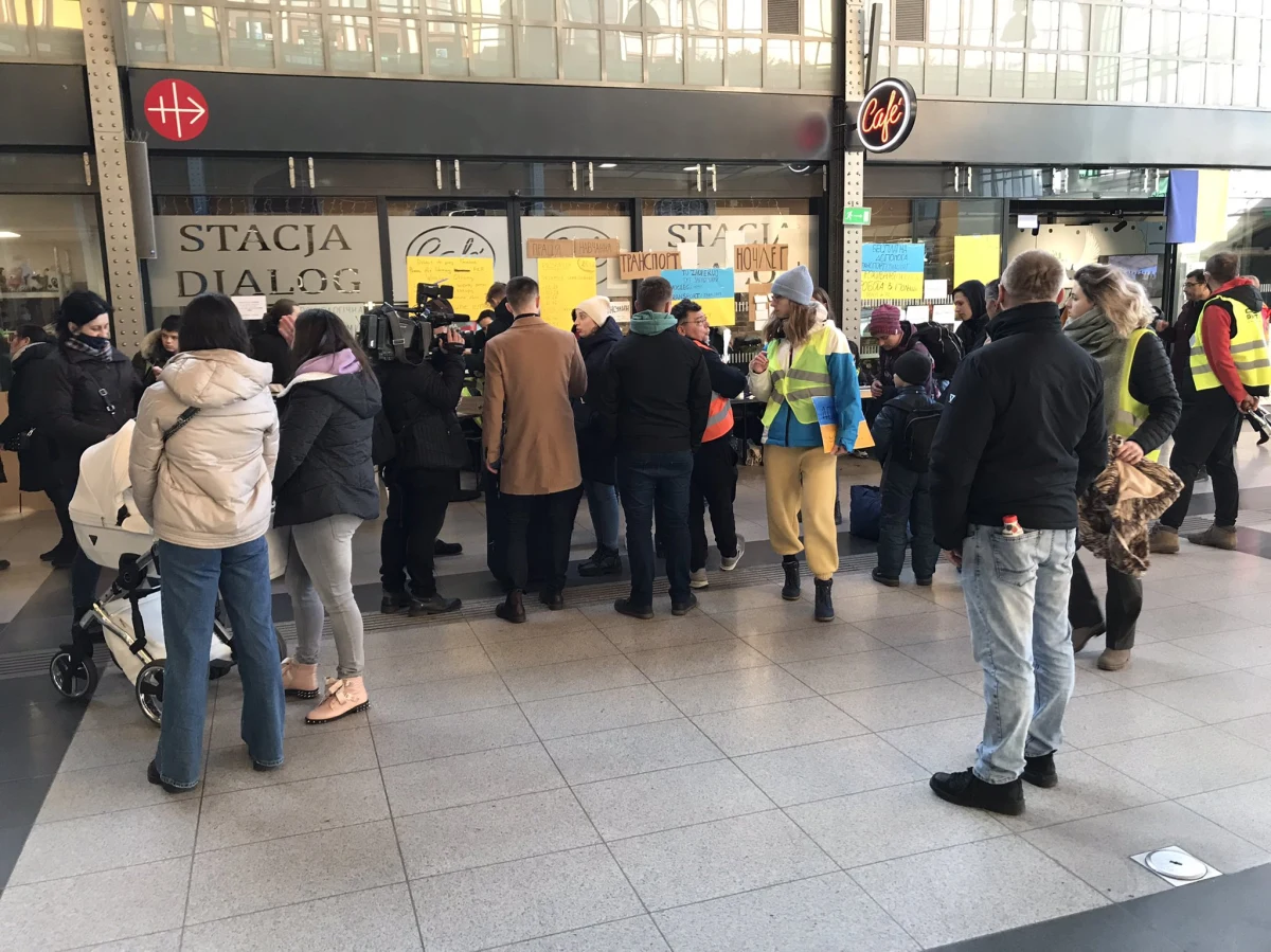 Kolejne pociągi z uchodźcami z Ukrainy dotarły dziś na dworzec kolejowy Wrocław Główny. Działają tam punkty, w których udzielana jest im pomoc. 