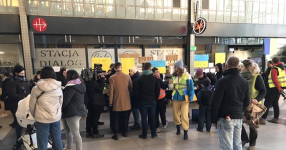 Kolejne pociągi z uchodźcami z Ukrainy dotarły dziś na dworzec kolejowy Wrocław Główny. Działają tam punkty, w których udzielana jest im pomoc. 