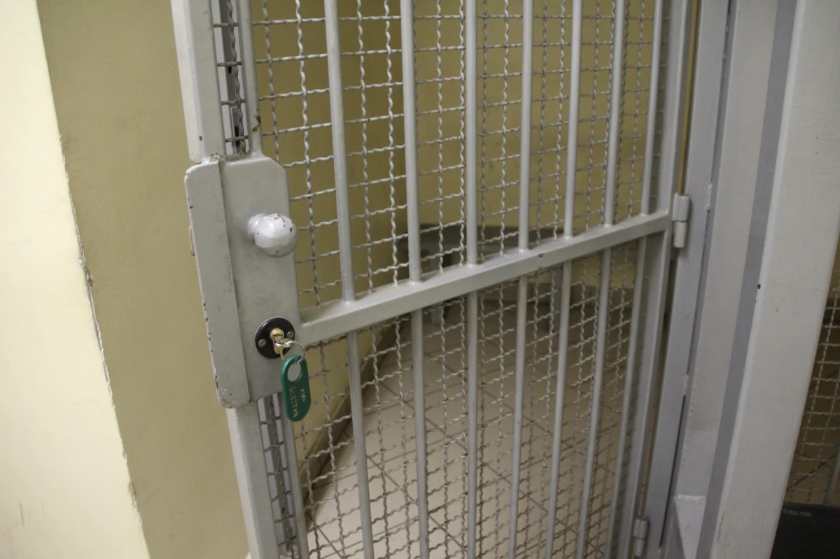 "Funkcjonariusze z aresztu na warszawskim Służewcu w trakcie kontroli osoby ubiegającej się o wejście na widzenie z osadzonym udaremnili przemyt środków odurzających" - poinformowała rzeczniczka aresztu śledczego w Warszawie-Służewcu por. Agnieszka Tracz.