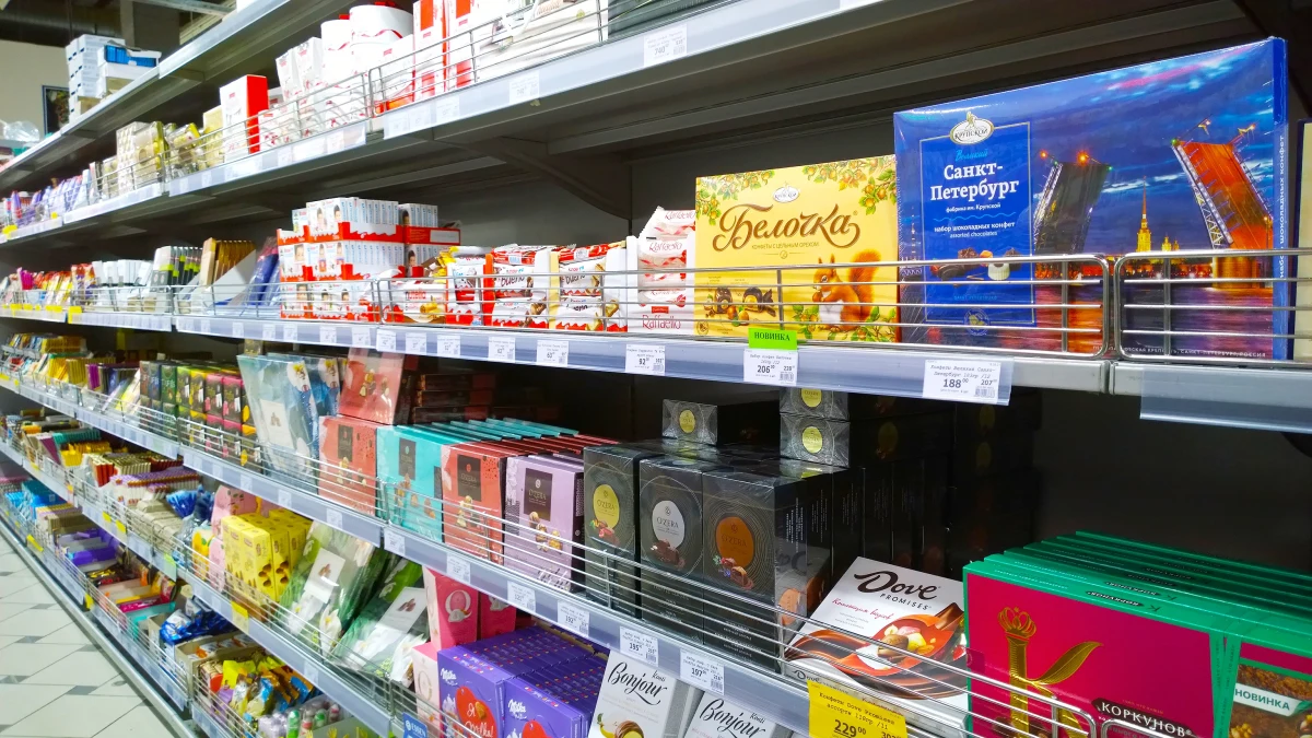 Obowiązkowa naklejka z flagą rosyjską na każdym produkcie związanym z tym krajem. Tego domaga się poseł Michał Wypij z Porozumienia, który złożył już projekt nowelizacji ustawy w tej sprawie.