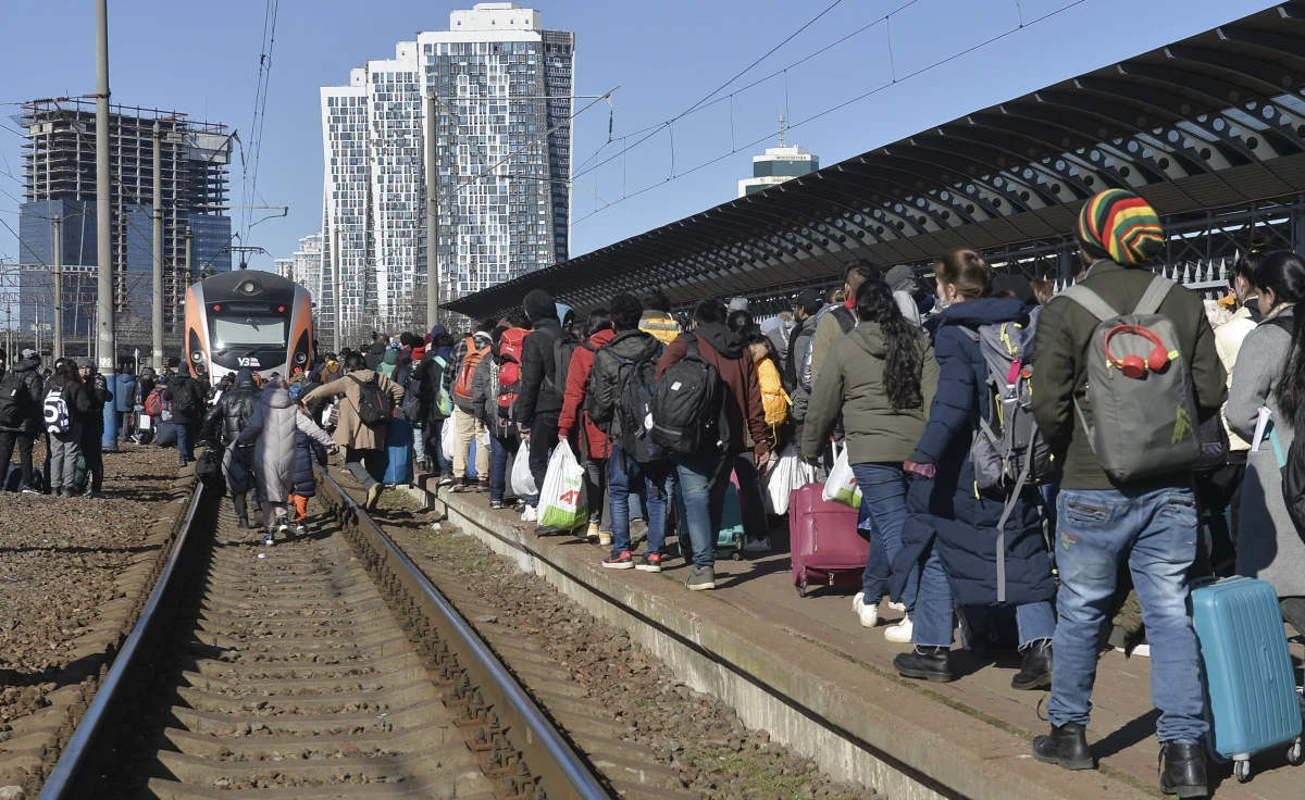 Poniedziałek, to był kolejny bardzo niespokojny dzień na Ukrainie. Rosjanie, podczas piątego dnia inwazji, dokonali ostrzału rakietowego kilku ukraińskich miast. Na Kijów spadł pocisk balistyczny Iskander. Ukraińcom wciąż udaje się bronić stolicy, ale amerykański wywiad wskazuje, że Władimir Putin może zwiększyć intensywność swojego ataku. Na Białorusi nad rzeką Prypeć odbyły się rozmowy ukraińsko-rosyjskie ws. ewentualnego zawieszenia broni.