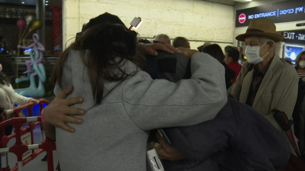 Izraelczycy uciekający z Ukrainy przez Rumunię wracają do domu. Tak wyglądało powitanie rodzin i przyjaciół na lotnisku Ben Gurion.