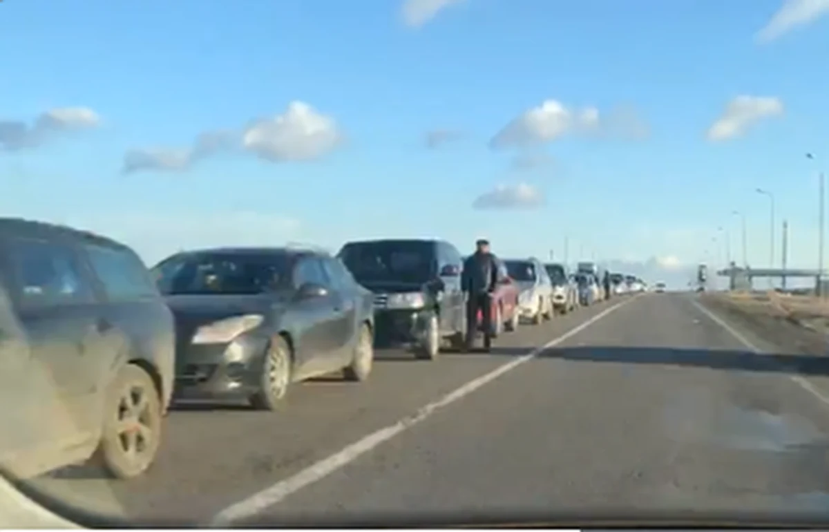 Kobiety, dzieci. Na ich twarzach zmęczenie i strach. Już 377,4 tys. uchodźców z Ukrainy przyjechało do Polski. W naszych kraju od razu dostają pomoc, ciepły posiłek, koce i miejsce na odpoczynek. Specjalni wysłannicy RMF FM na Ukrainę Maciej Sztykiel i Krzysztof Zasada relacjonują, jak wygląda odprawa po ukraińskiej stronie granicy. 