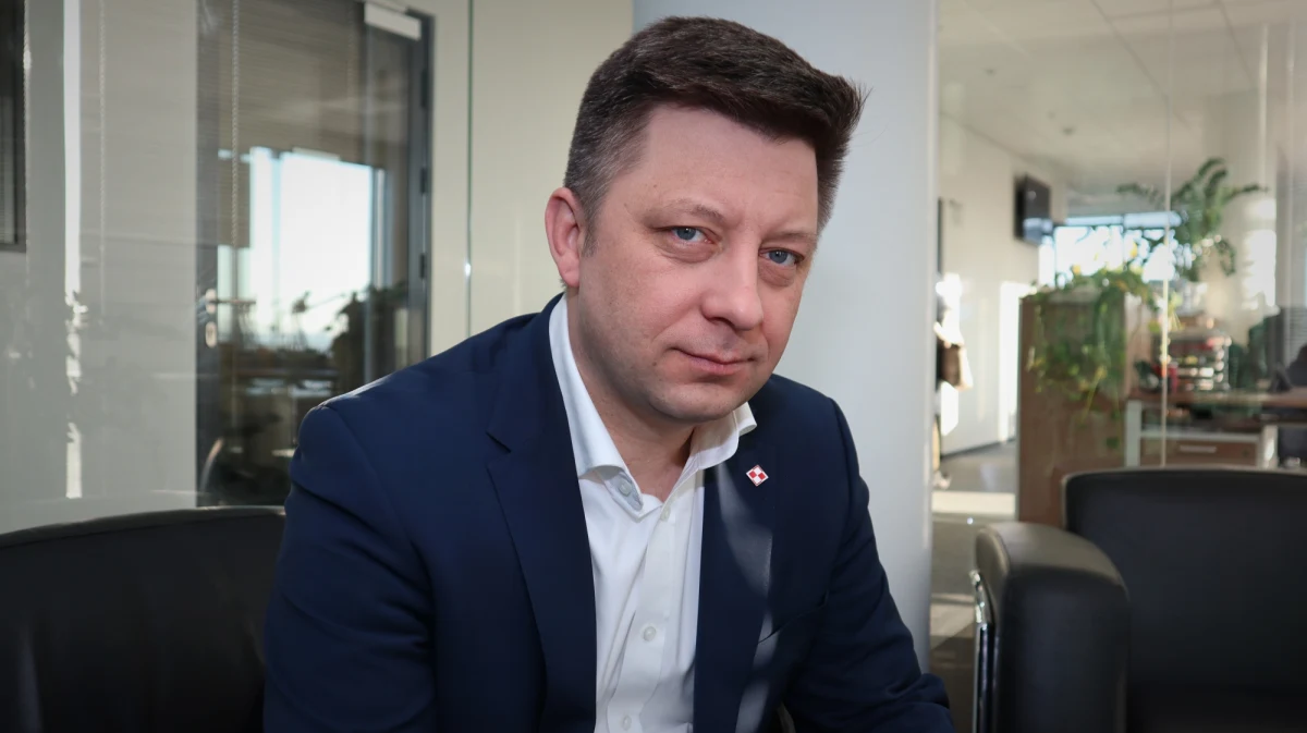 "Polska pomogła delegacji ukraińskiej w dotarciu na rozmowy na Białorusi dotyczące zawieszenia działań wojennych. Rozmawiać trzeba, ale cały czas widzimy, że sytuacja na froncie wygląda niedobrze" - mówił w Porannej rozmowie w RMF FM Michał Dworczyk. "Patrząc na to, co się dzieje, na ilość otwartych frontów, zaangażowanie sił i środków ze strony Federacji Rosyjskiej, narastająca brutalność działań wskazuje na to, że raczej szybko do zakończenia działań zbrojnych nie dojdzie" - przyznawał szef kancelarii premiera.