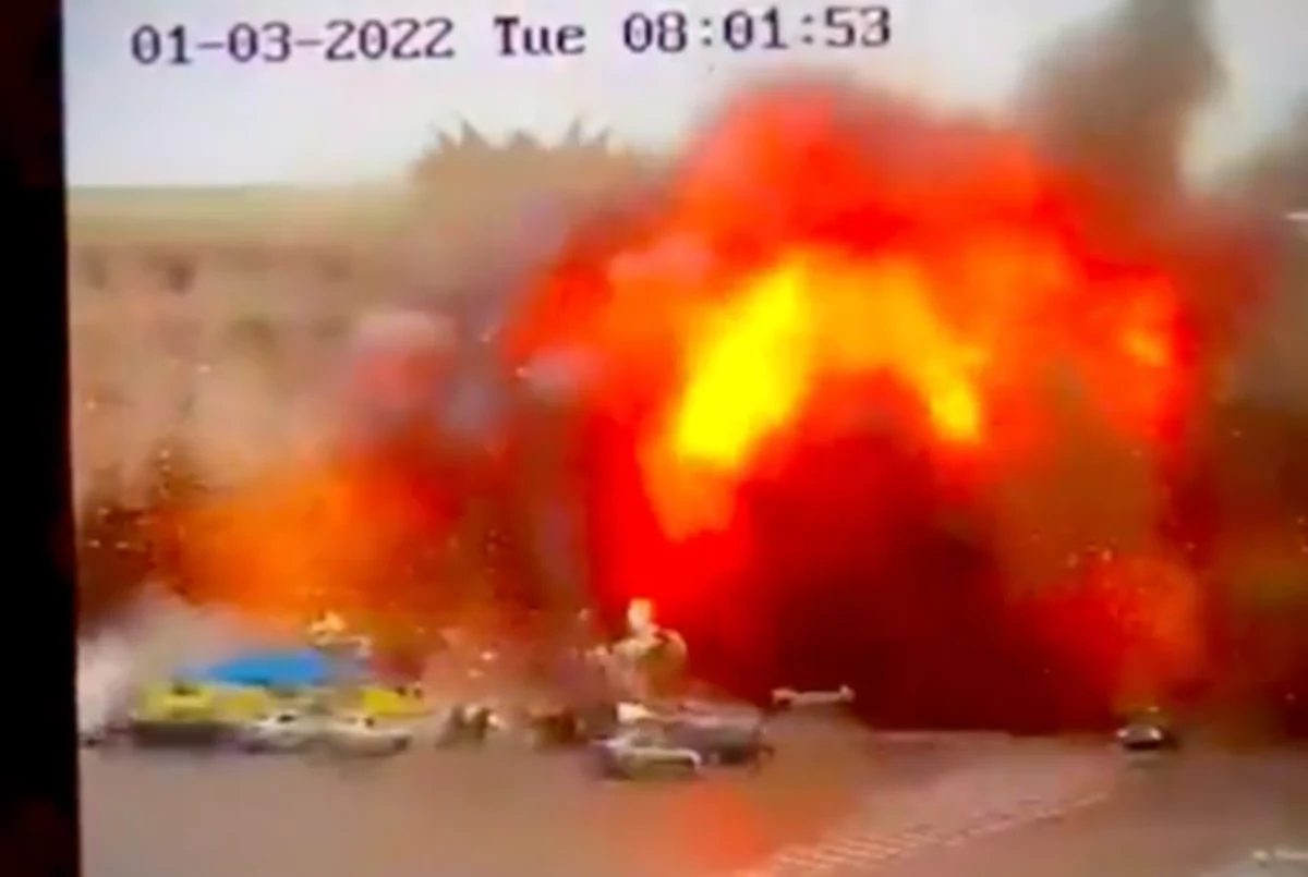 Co najmniej 10 osób zginęło, a ponad 35 zostało rannych we wtorkowych rosyjskich ostrzałach Charkowa na wschodzie Ukrainy - poinformował doradca w ukraińskim MSW Anton Heraszczenko. Rano potężny pocisk uderzył na Placu Wolności, tuż przy gmachu lokalnej władzy obwodu charkowskiego. Na nagraniach widać, jak przed budynkiem w chwili ataku stało zaparkowanych wiele samochodów, kilka się poruszało. Prezydent Zełenski nazwał ataki na Charków „państwowym terroryzmem popełnionym przez Rosję”.