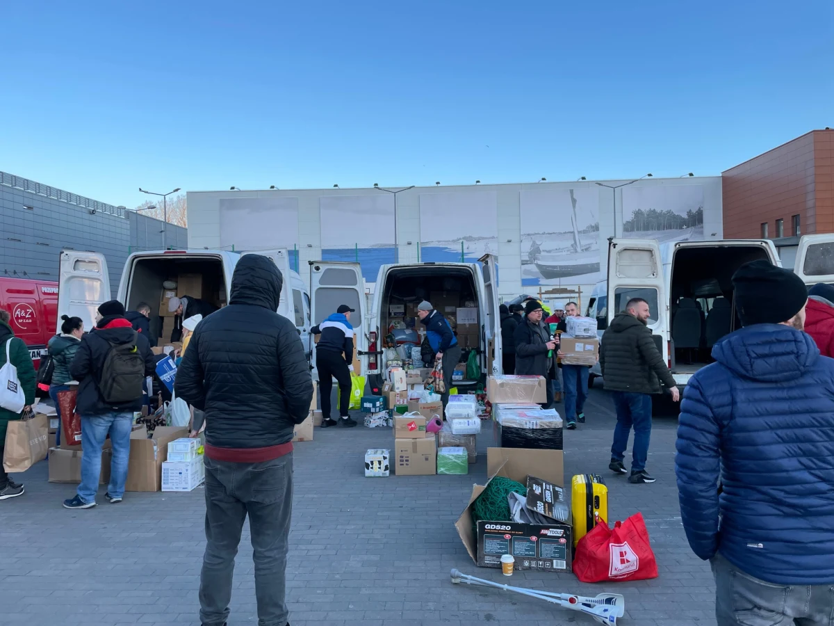 Kilka busów było potrzebnych, aby załadować rzeczy zebrane w Gdańsku m.in. przez mieszkających tam Ukraińców. Dary trafią do cywilów i do mężczyzn, którzy choć nie są w regularnych oddziałach wojskowych, starają się odpierać rosyjską agresję.

