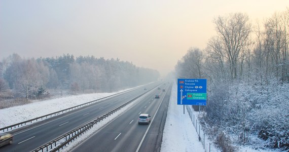 Samochód z sześcioma obywatelami Ukrainy zderzył się z ciężarówką na autostradzie A-4 w Mysłowicach na Śląsku. Na szczęście nikomu nic poważnego się nie stało. Droga jest już odblokowana.  Od dziś kierowcy samochodów z ukraińskimi rejestracjami nie płacą za przejazd autostradą A-4 Katowice-Kraków.
